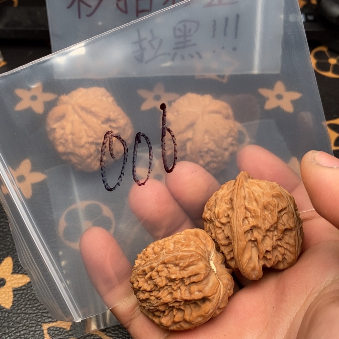 文玩核桃吊坠白狮子