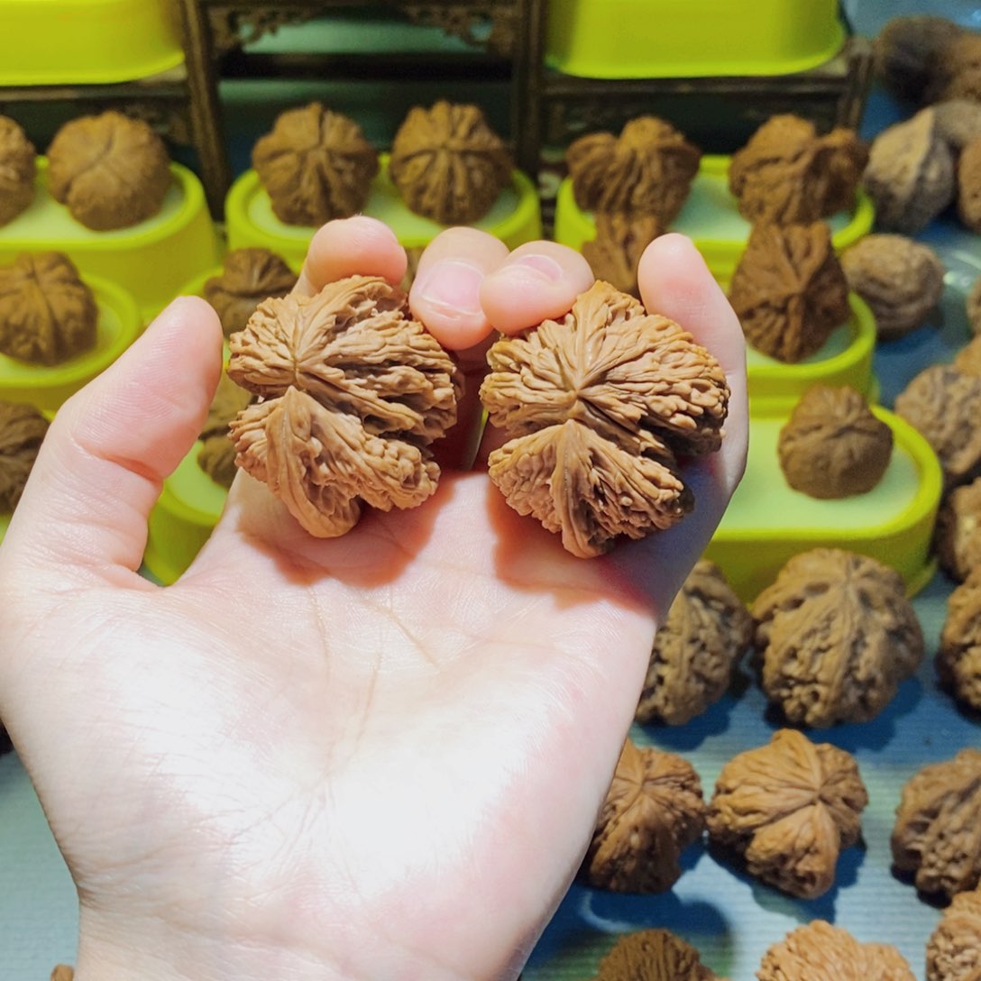 【闪购商品】文玩核桃吊坠发*心南疆连体