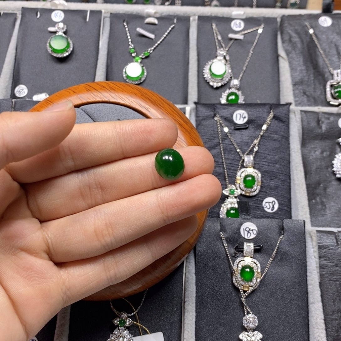 翡翠颈饰未镶嵌释*料子厚种水好