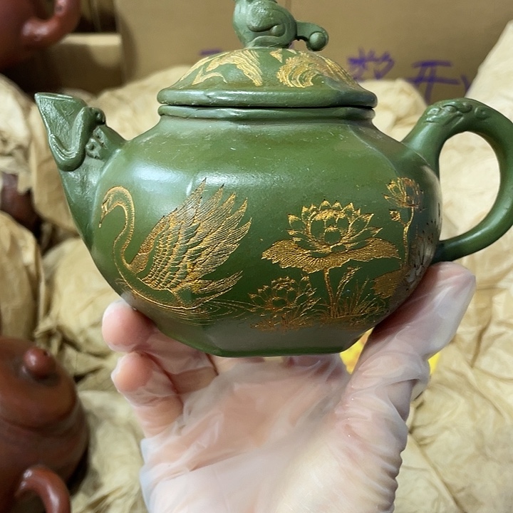 茶壶紫砂原矿泥料，手工制作一把紫砂壶。