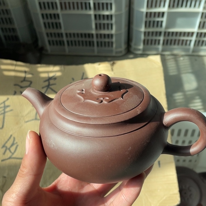 老厂紫砂壶一件。