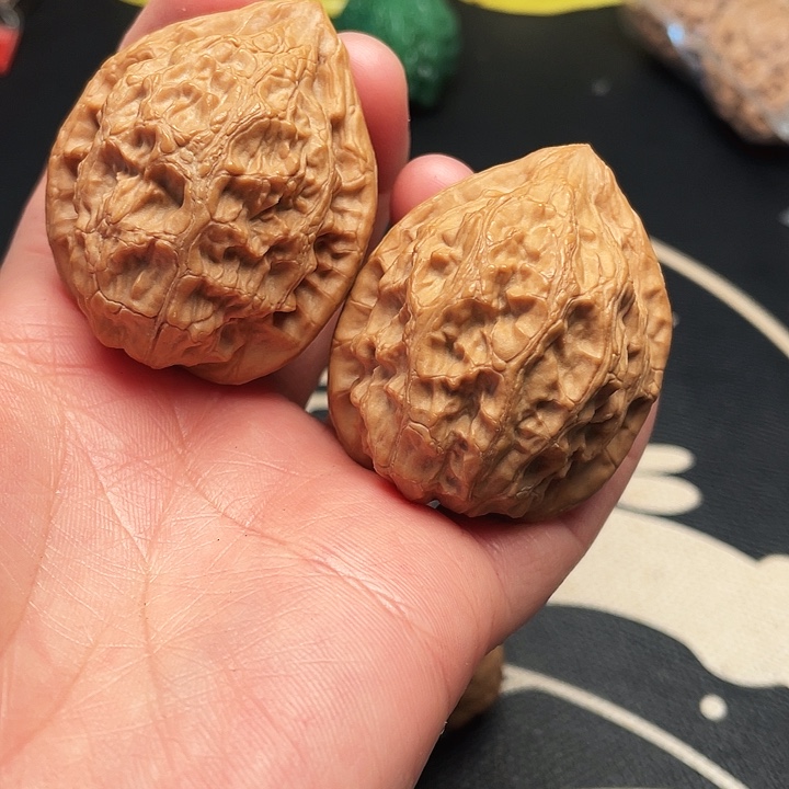 文玩核桃把件凤纹鸡心