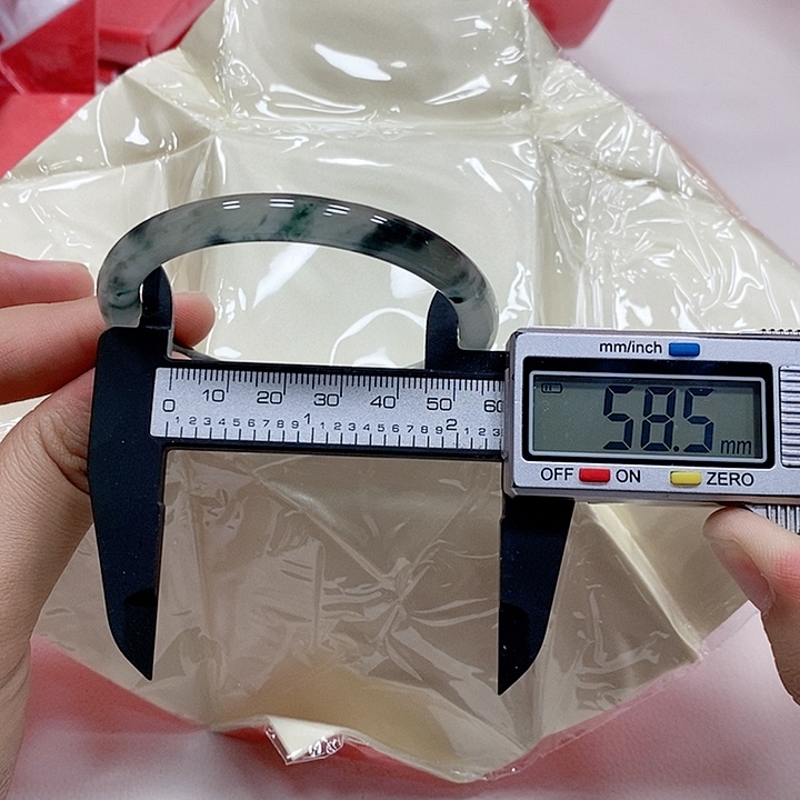 翡翠手镯未镶嵌67。  