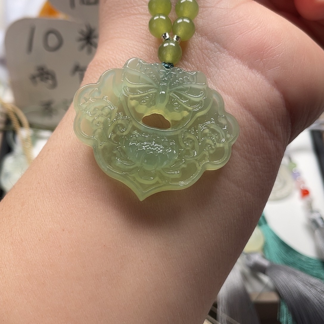 蛇纹石玉未镶嵌颈饰