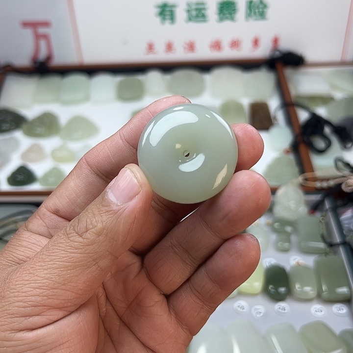 宁***司和田玉未镶嵌颈饰
