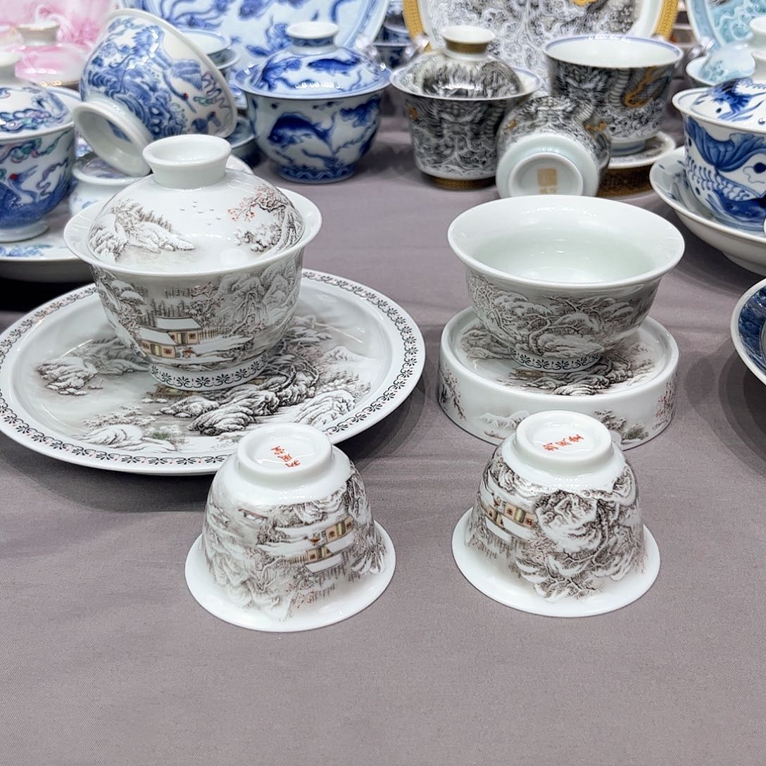 彭****伏景德镇陶瓷艺术品