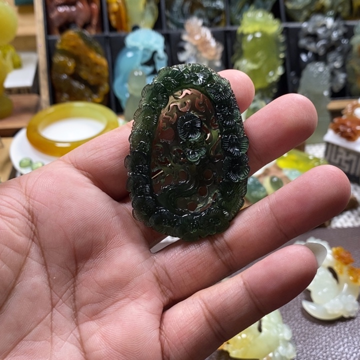 蛇纹石玉未镶嵌颈饰