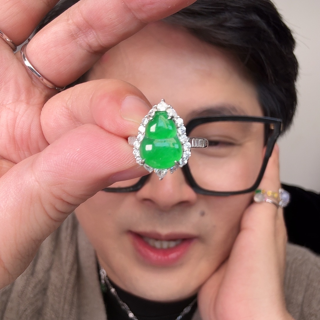 翡翠未镶嵌颈饰一件