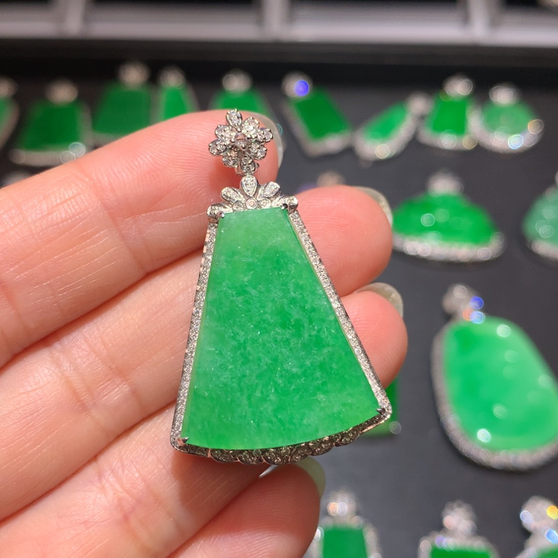 翡翠颈饰18K金镶嵌翡翠