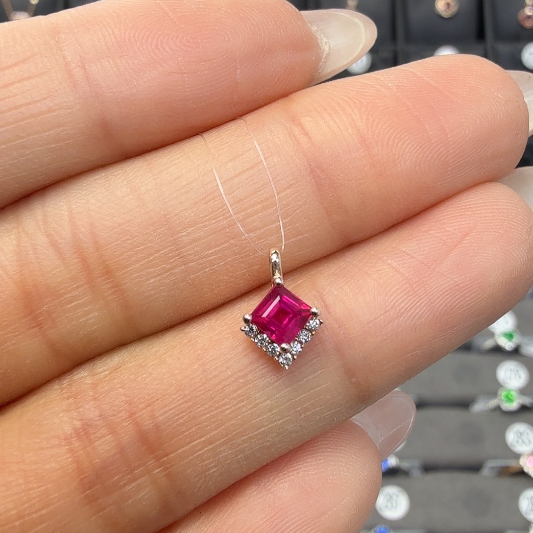 18K金镶嵌吊坠(不含链)红宝石小令牌主石0.42ct