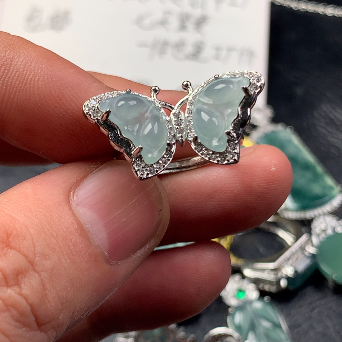颈饰未镶嵌翡翠蝴蝶戒指