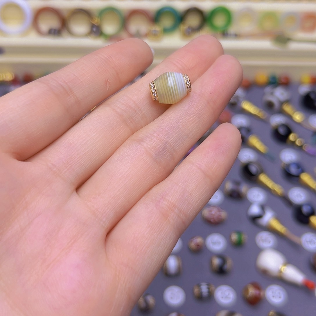 玛瑙/玉髓单珠卡9.8未镶嵌