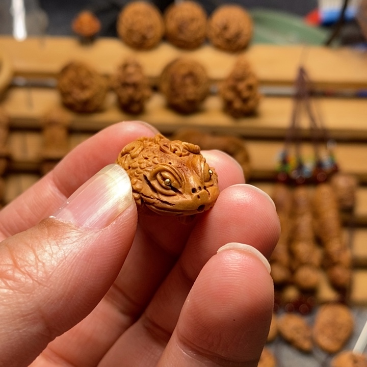 明***雨桃核手工雕刻金蟾单颗