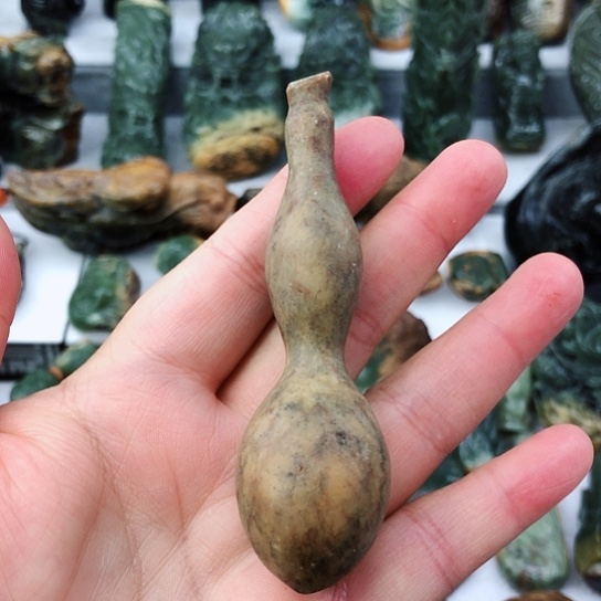 未镶嵌岫岩河磨玉（透闪石质玉）把件