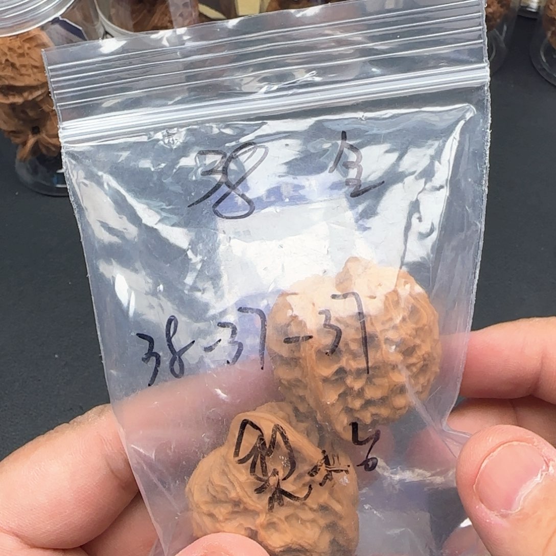 文玩核桃把件千*幻38梨木台