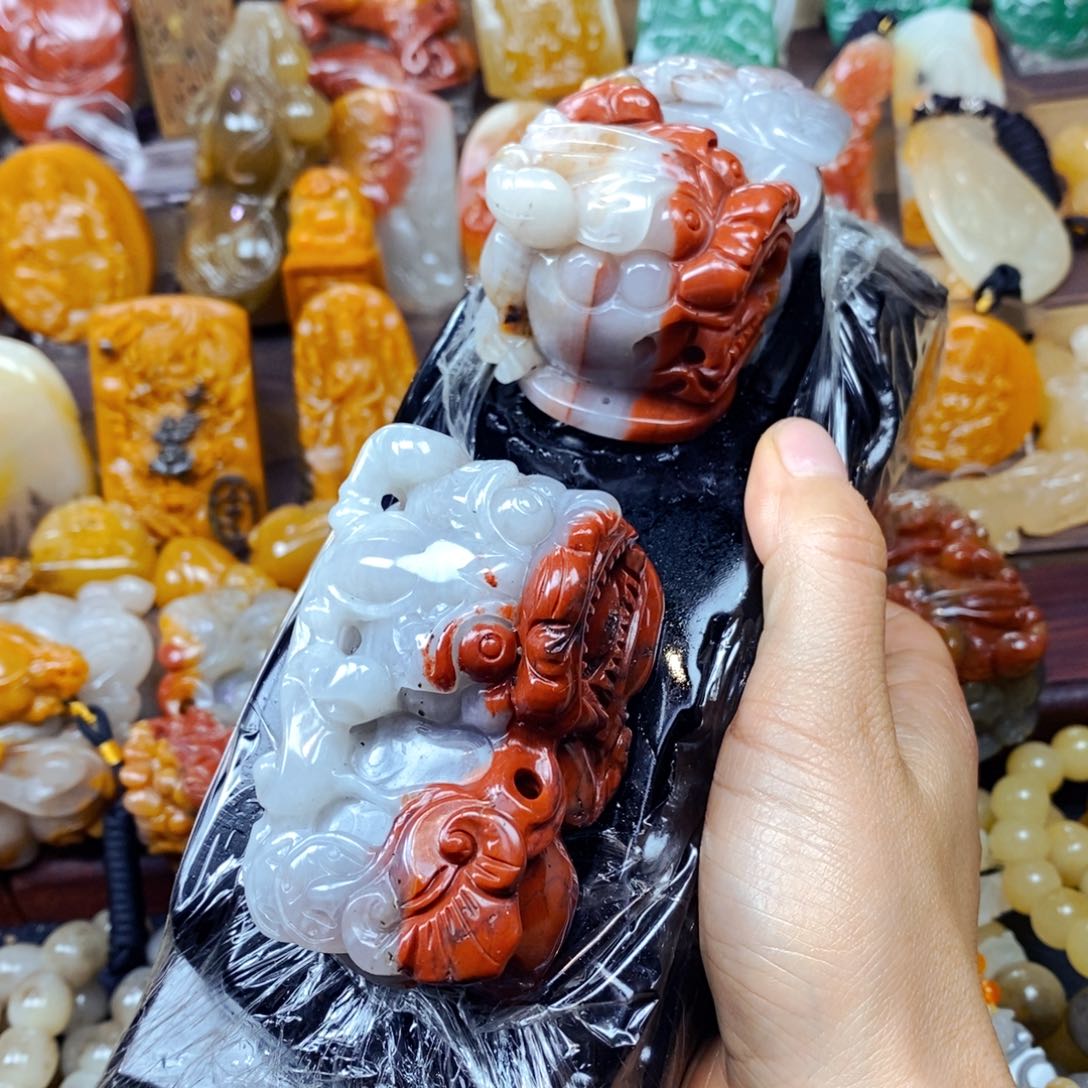 石英质玉（黄龙玉）未镶嵌颈饰