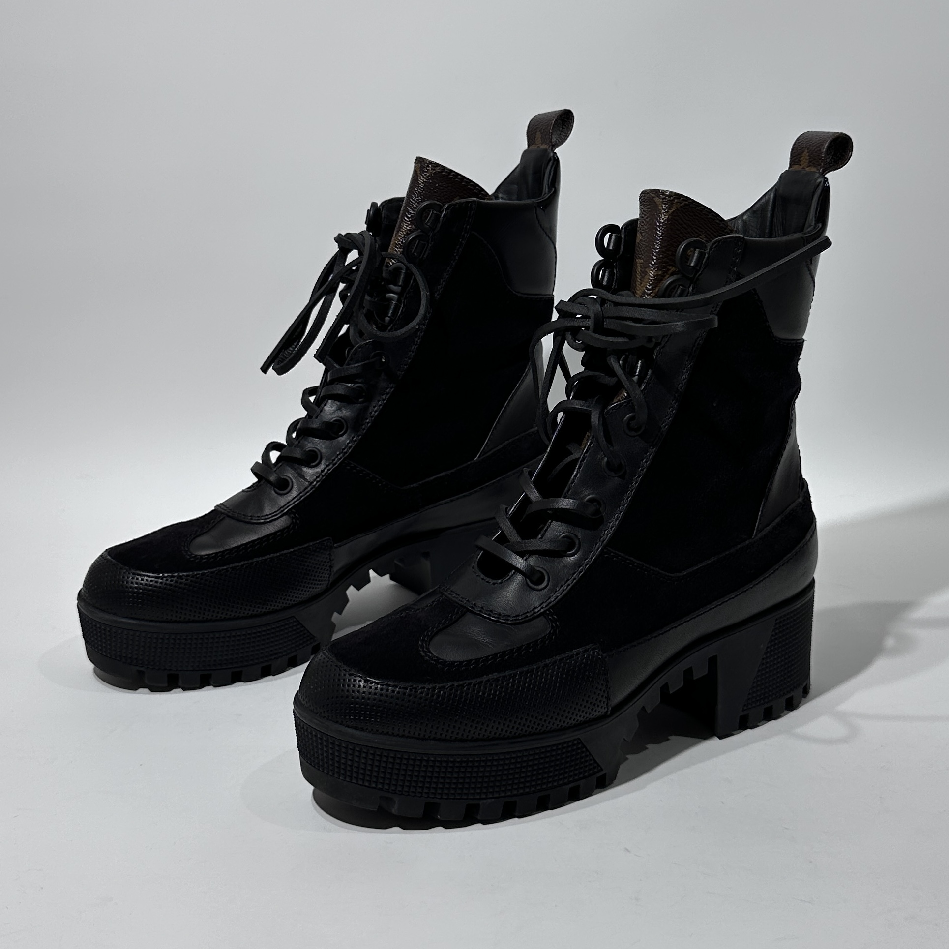 95新 LouisVuitton/路易威登 37码 黑色时尚马丁靴/WX80372