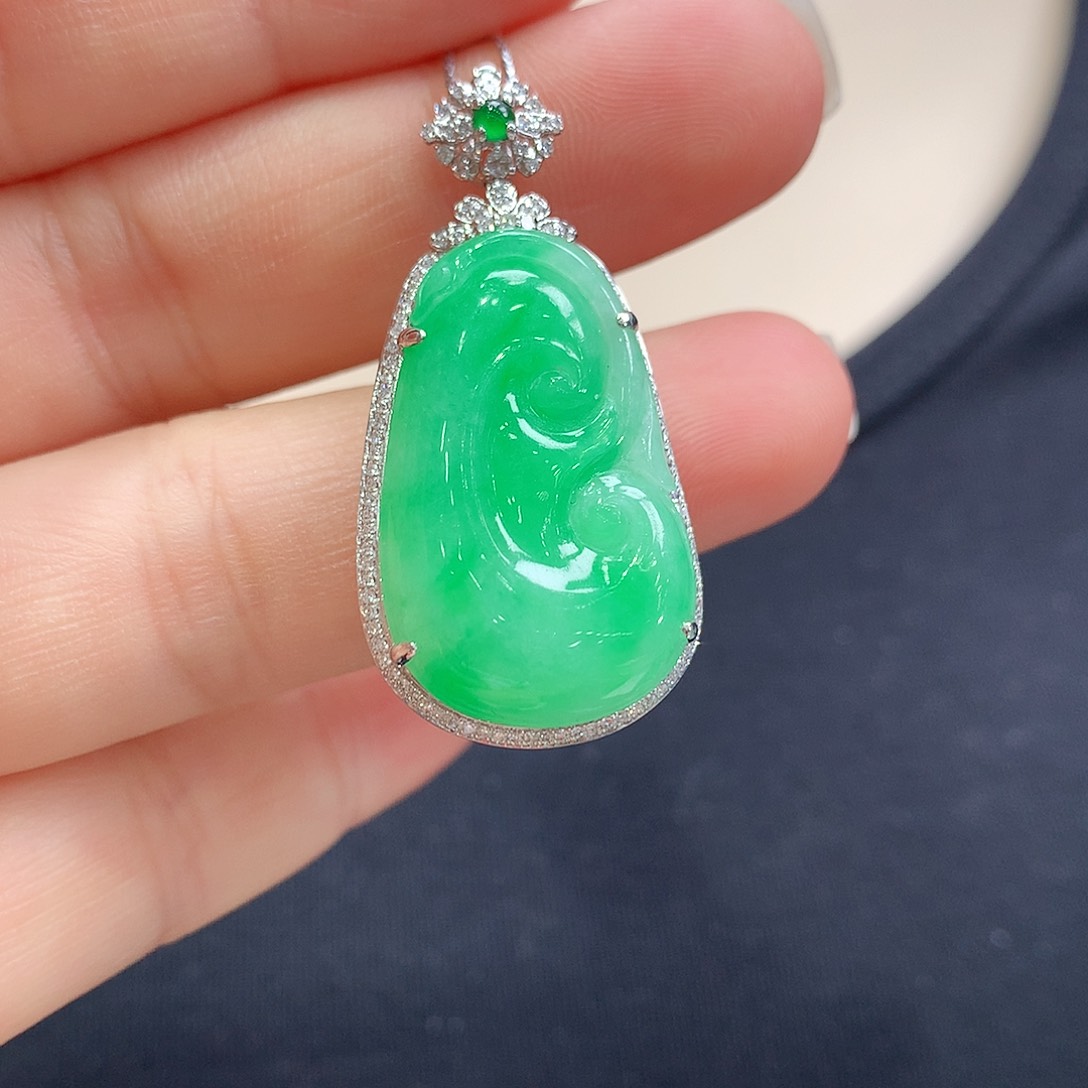 翡翠颈饰18K金镶嵌如意