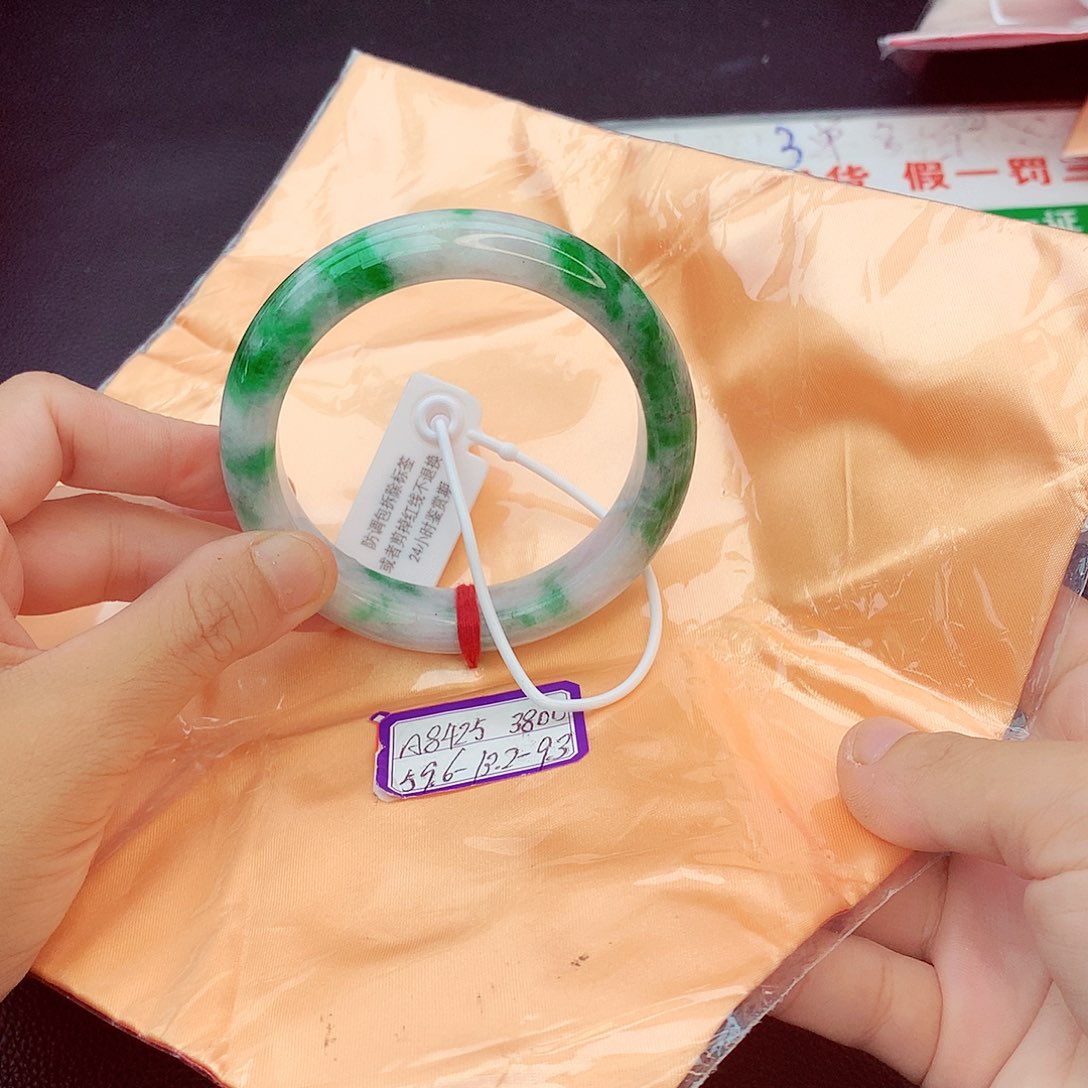 翡翠手镯未镶嵌翡翠