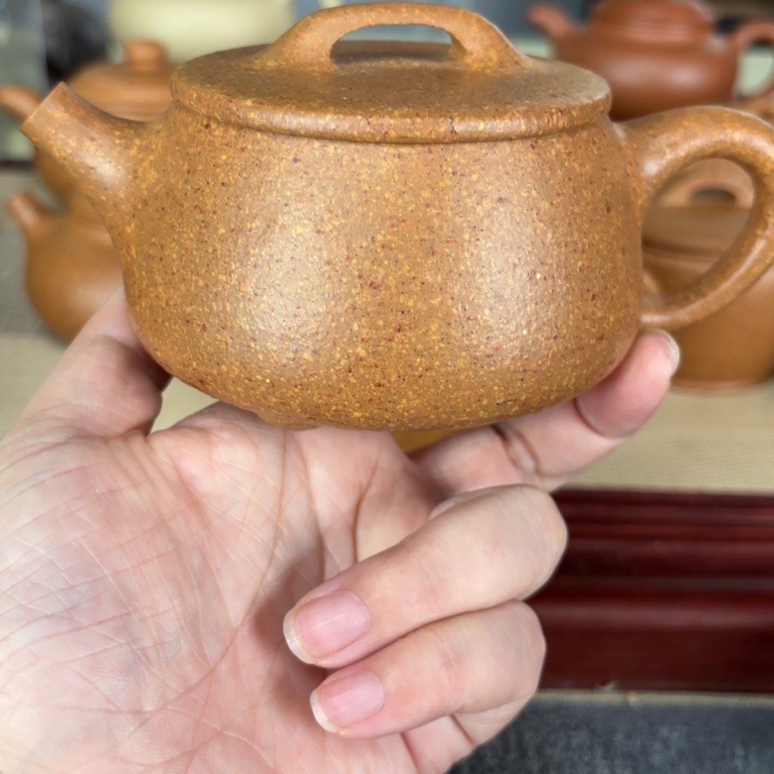 紫砂茶壶?**?梨皮黄段宽口230