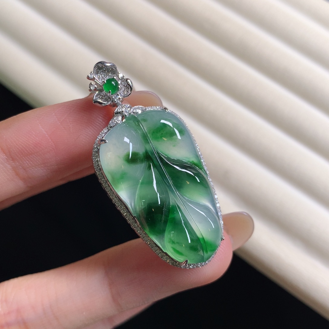 翡翠颈饰18K金镶嵌叶子