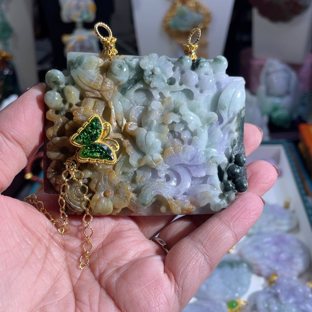 翡翠颈饰未镶嵌老料子三彩方锁