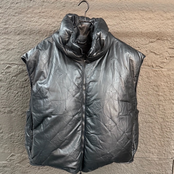 99新 LouisVuitton/路易威登 浮雕黑色满印马甲 M码衣长70胸围135