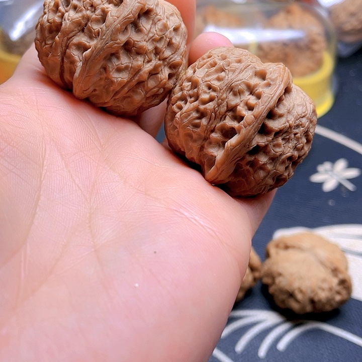 文玩核桃吊坠血麒麟