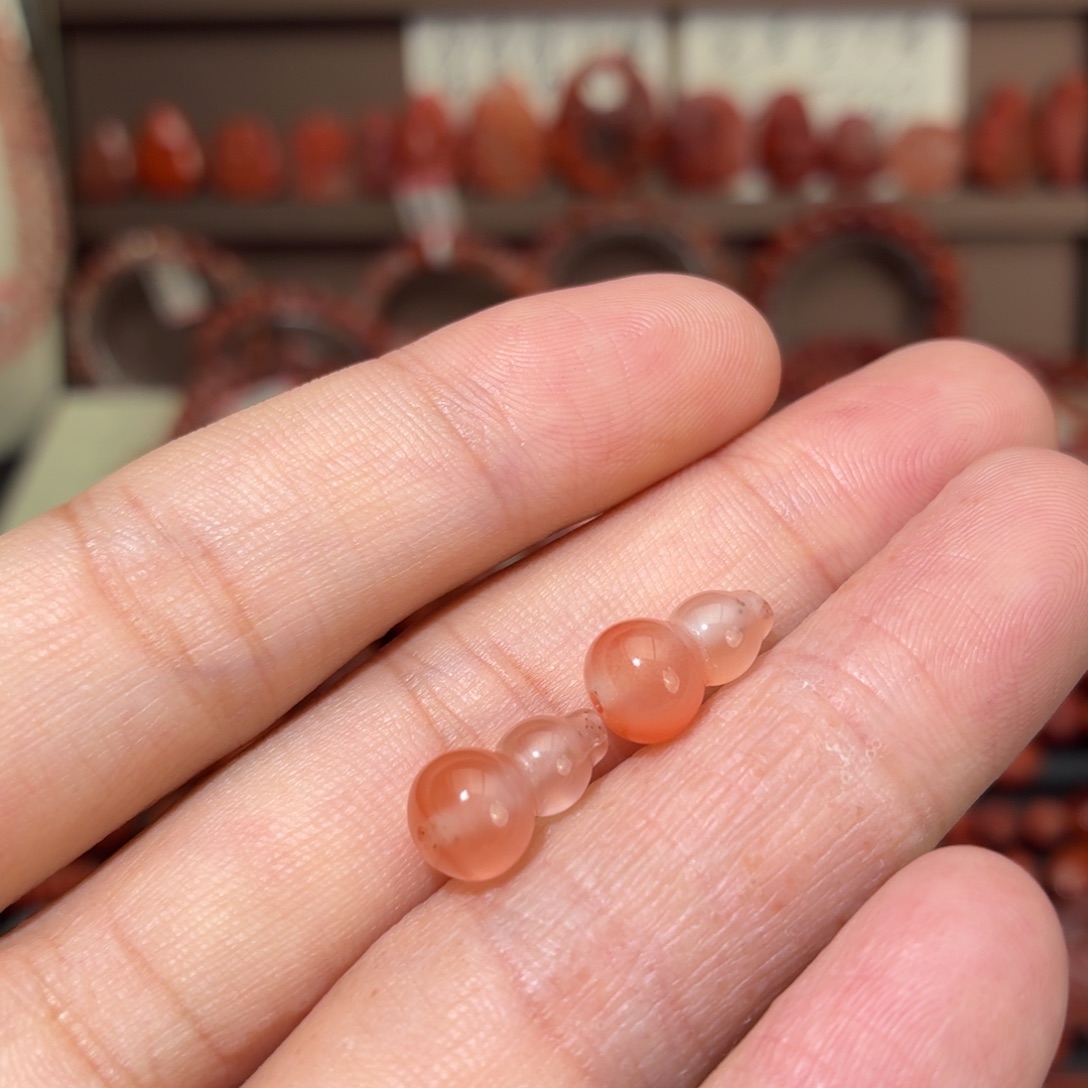 南红玛瑙未镶嵌颈饰通孔葫芦一对