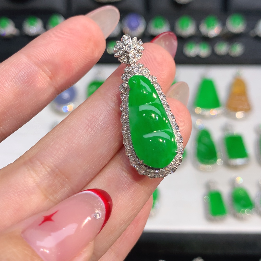 浩***包翡翠18K金镶嵌颈饰