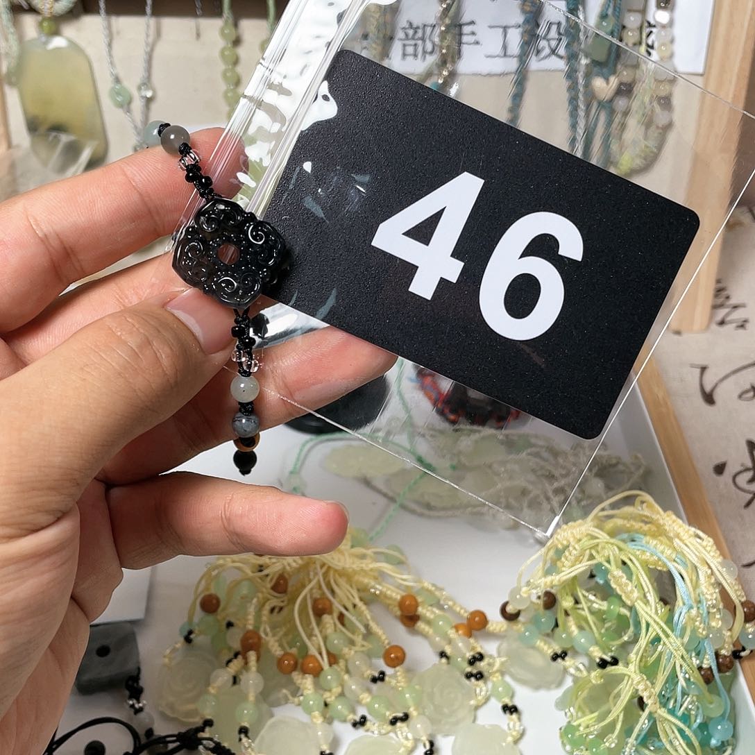 蛇纹石玉颈饰合金