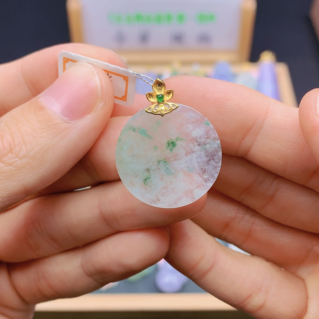 翡翠18K金镶嵌颈饰翡翠