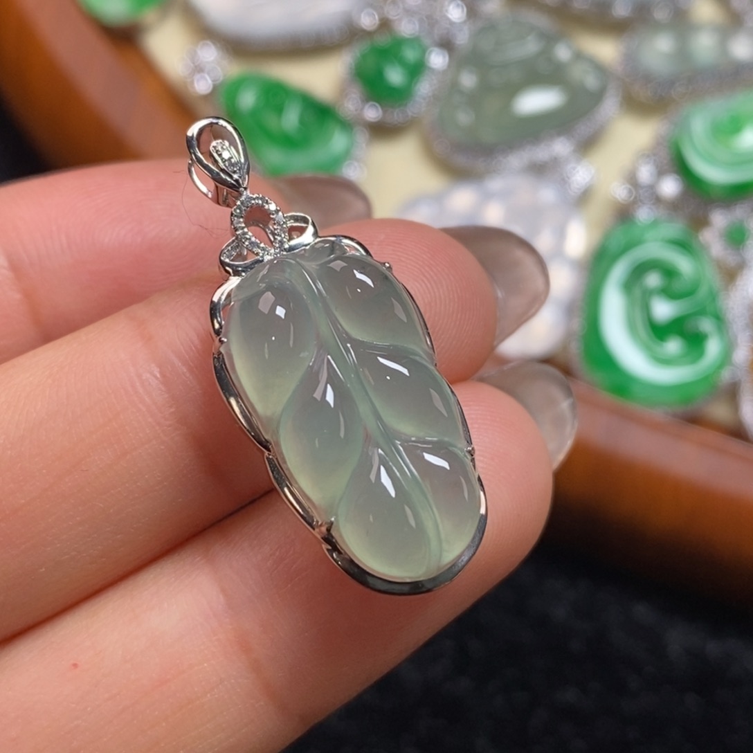 翡翠吊坠(赠链)18K金镶嵌