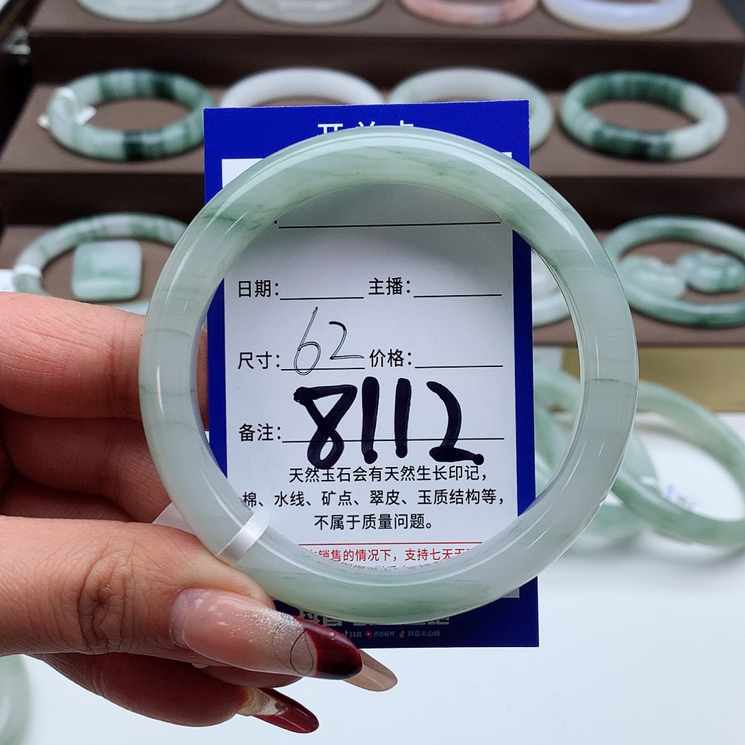 石英质玉手镯未镶嵌曦****人