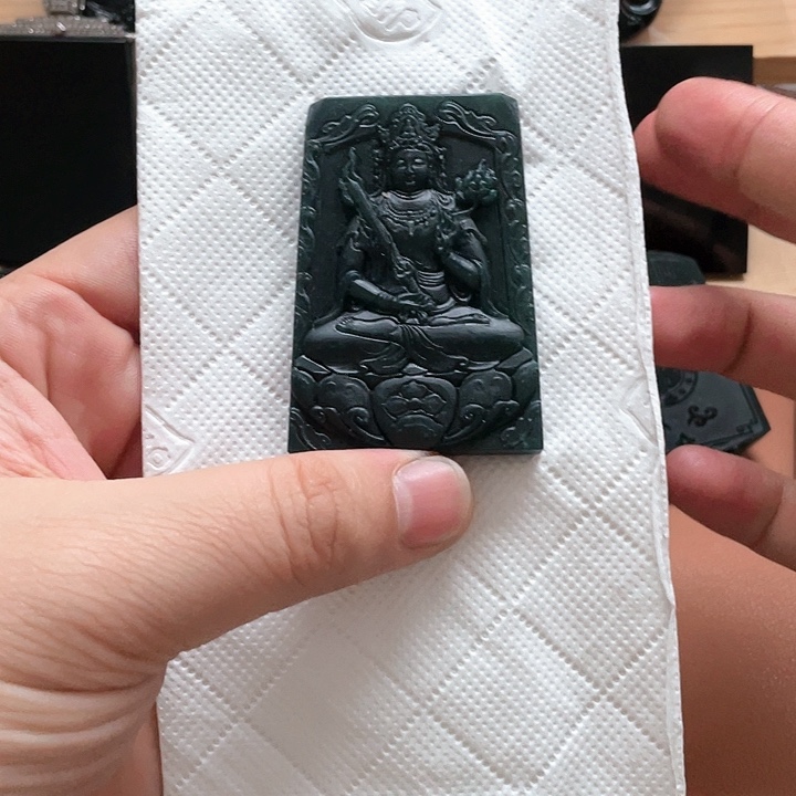 翡翠未镶嵌颈饰虚空藏