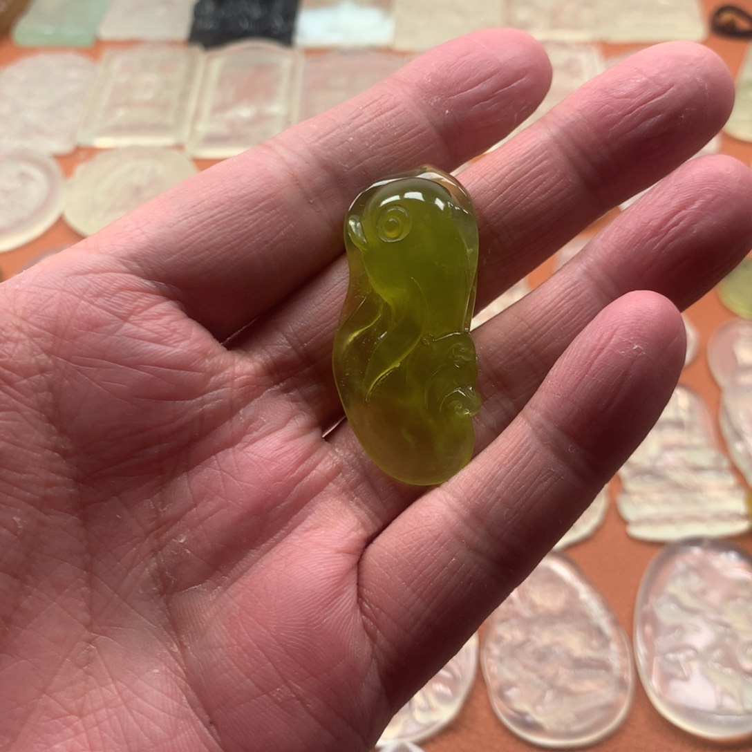 蛇纹石玉颈饰未镶嵌