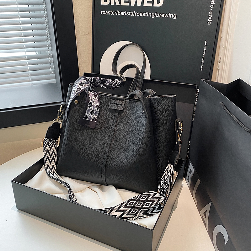 新款轻奢百搭高级感气质时尚斜挎女士包712黑