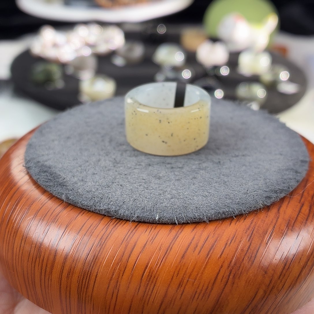 和田玉未镶嵌戒指b59糖白点墨圆切16