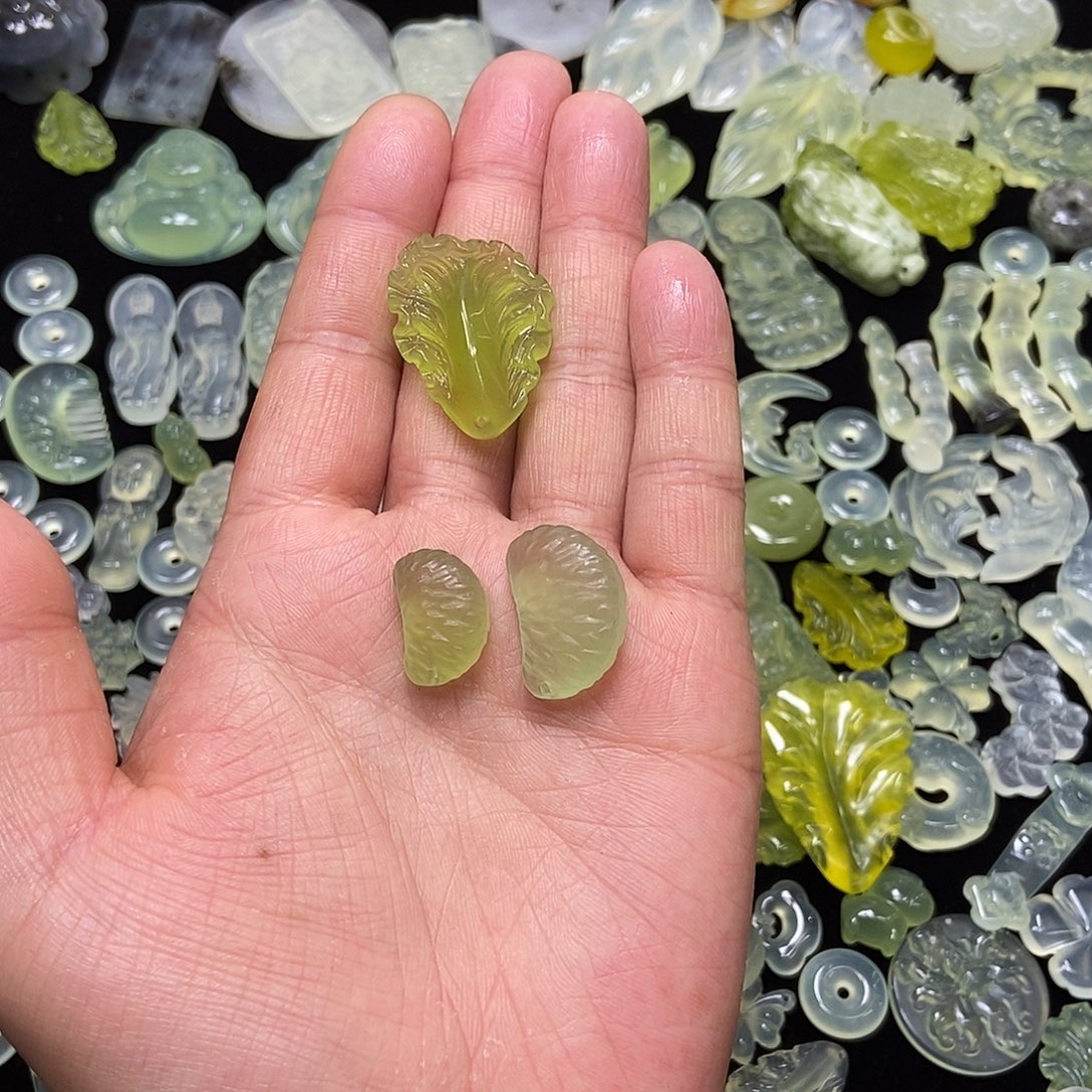 杨***洋蛇纹石玉未镶嵌颈饰