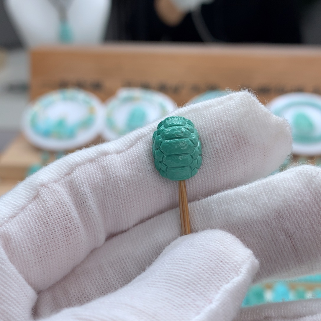 绿松石未镶嵌原矿绿松石富甲配饰