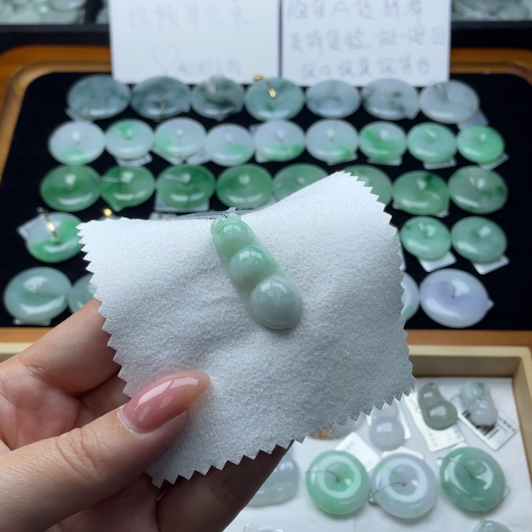 翡翠颈饰未镶嵌福豆