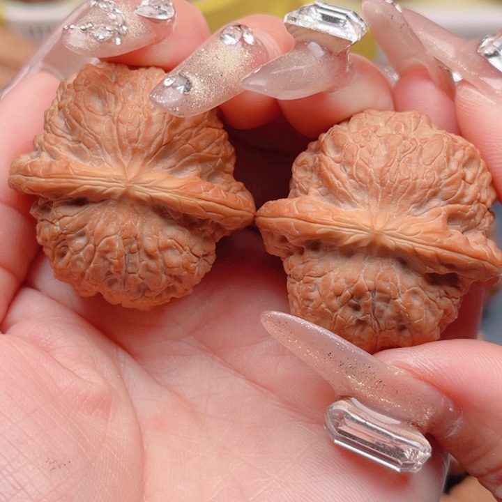 文玩核桃把件微修红皮血麒麟