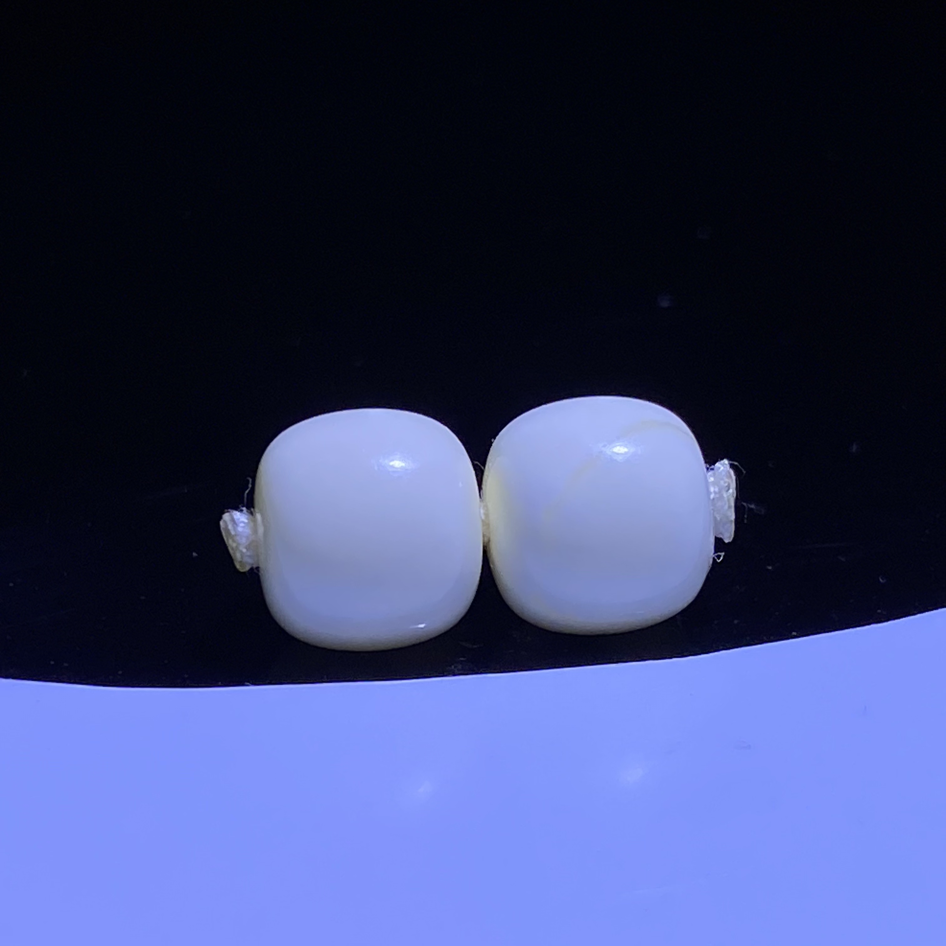 琥珀蜜蜡瓷白蜡少纹高品对珠老型9.0mm