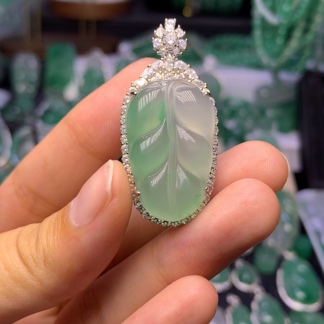 石英质玉（非洲翠）未镶嵌颈饰