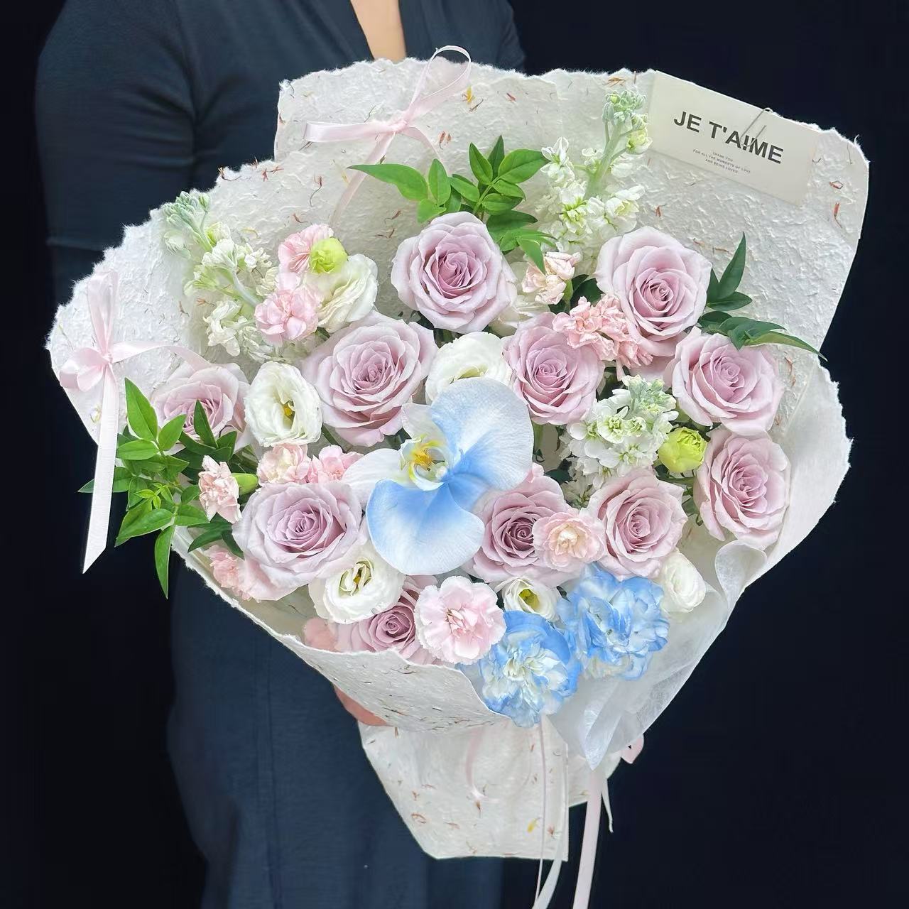 【恰到好处的浪漫】11枝曼塔玫瑰1枝蝴蝶兰紫罗兰鲜花送女友对象生日鲜花小时达同城鲜花速递花束约会花束