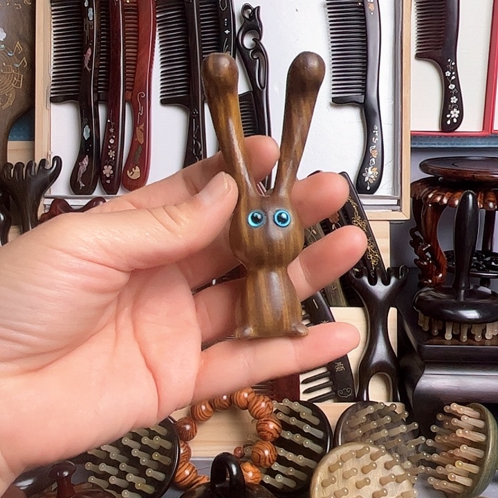 交趾黄檀（大红酸枝）绿檀木小兔子按摩梳子