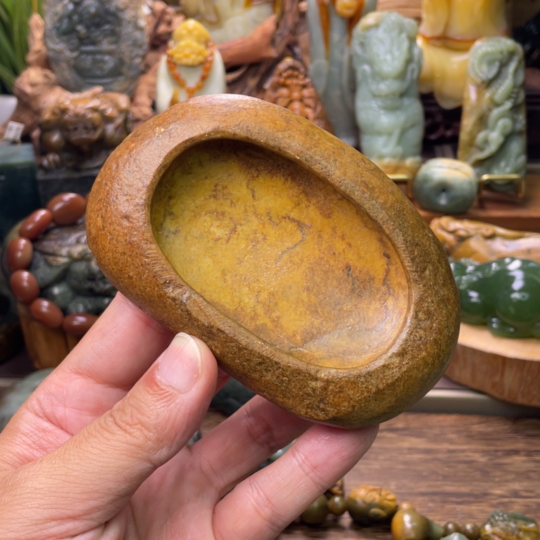 一***棗未镶嵌岫岩河磨玉（透闪石质玉）把件聚宝盆