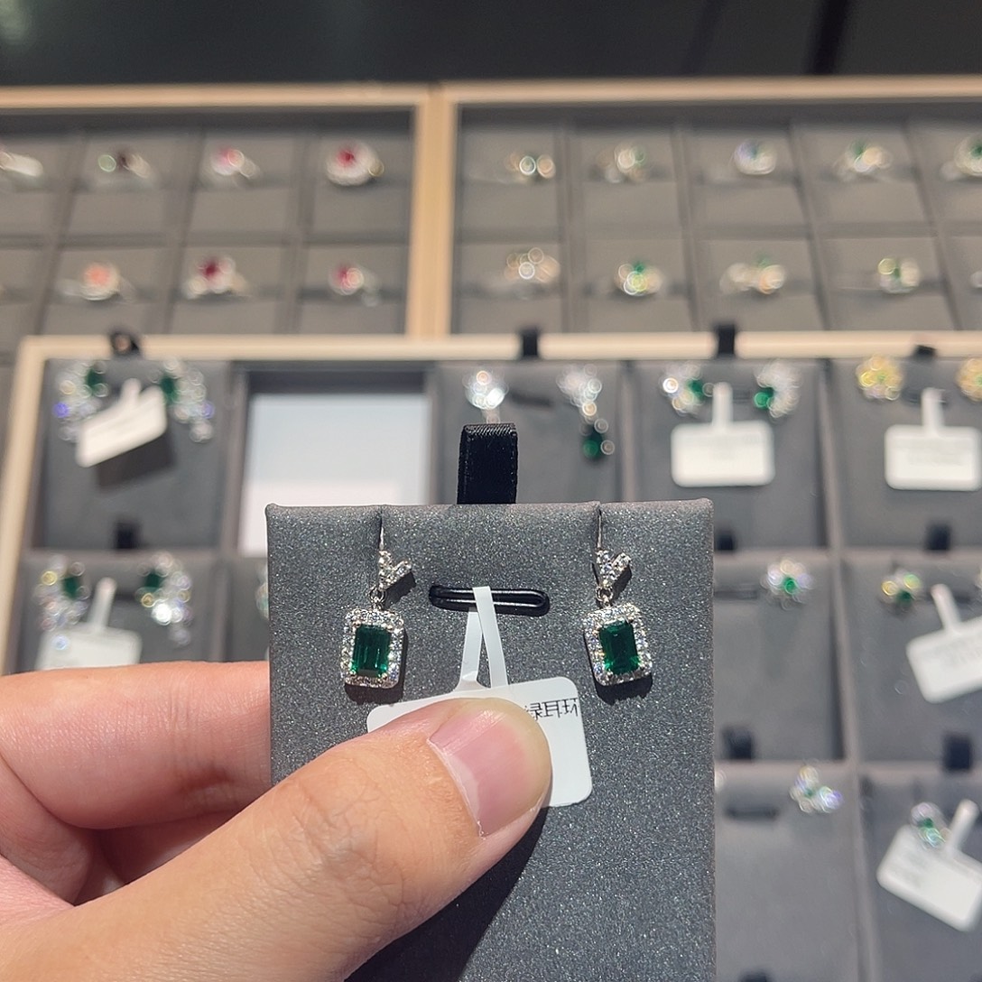 925银培育宝石时尚精美耳钉