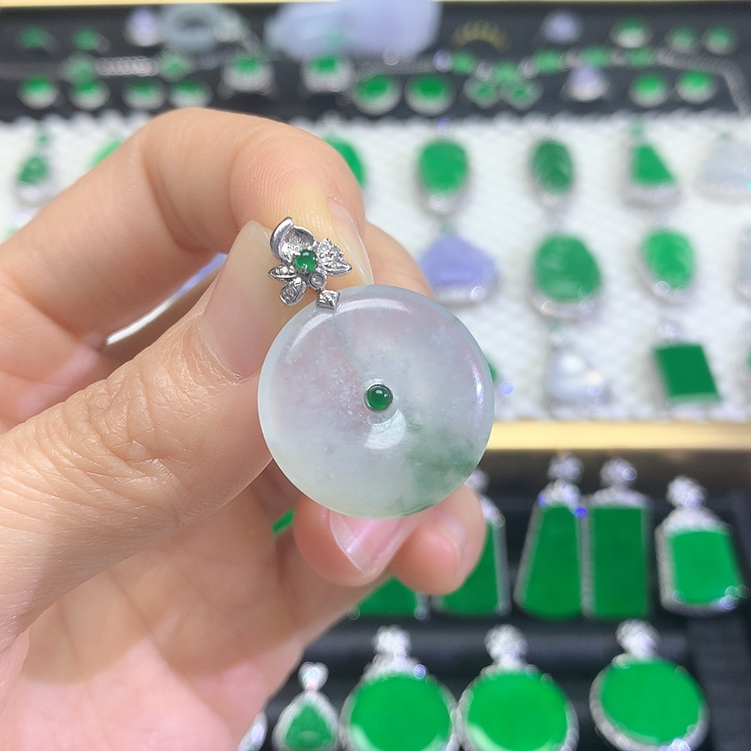 颈饰18K金镶嵌翡翠吊坠