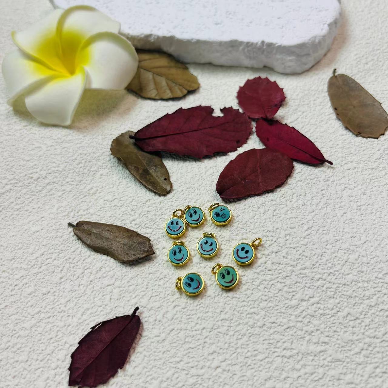 湖北天然原矿绿松石笑脸吊坠S925银镀金包镶尺寸卡高度9.1宽度7.5